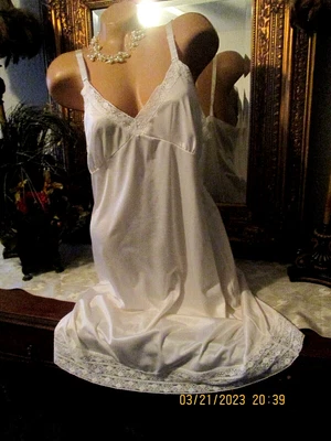 $19 • Buy VINTAGE Bradley SILKY White NYLON & LACE LINGERIE FULL SLIP Lingerie 42