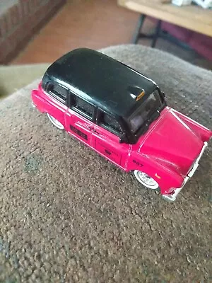 2004 Matchbox London Taxi 1:63 • $4.41