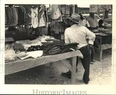 1984 Press Photo Customer At Flea Market Clothing Vendor Booth - Hpa18302 • $16.99