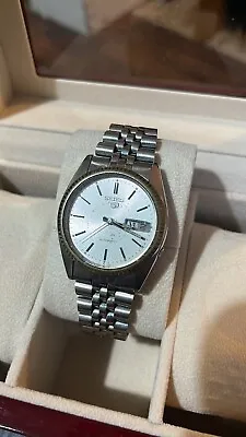 VINTAGE SEIKO 5 SNXJ89 Day-Date Automatic Silver Datejust Watch 36mm. • £115