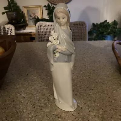 Lladro Figurine GIRL WITH CALLA LILIES FLOWERS 9.25” • $55