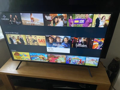 £200 • Buy Samsung UE43AU7100K 43  4K LED LCD Smart TV Has A Red Spot  Remote /stand Box