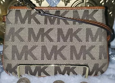 Auth💥LNC💥Michael Kors Jet Set Beige/Luggage Small Signature Jacquard Wristlet • $22