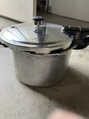 Presto Pressure Cooker/Canner 8 Quart • $30