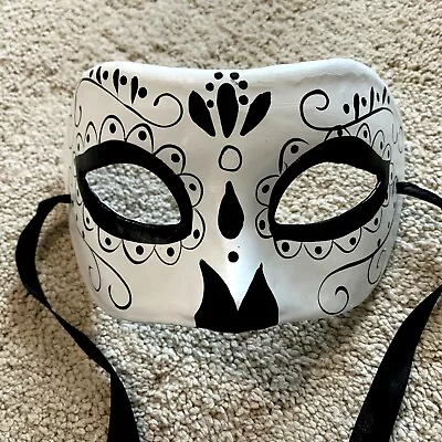 White / Black  MASQUERADE MASK MARDI GRAS CARNIVAL PARTY MASKS Hand Painted  EUC • $5.99