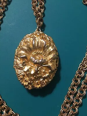 Vtg Gold Tone Hinged Heavy Flower Oval Photo Locket Pendant On 28  Chain • $14.99