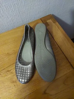 Soft Leather Pewter Shoes Flat By Ecco Worn In Doors Size 7 = 40 Worth A Look • £12.99