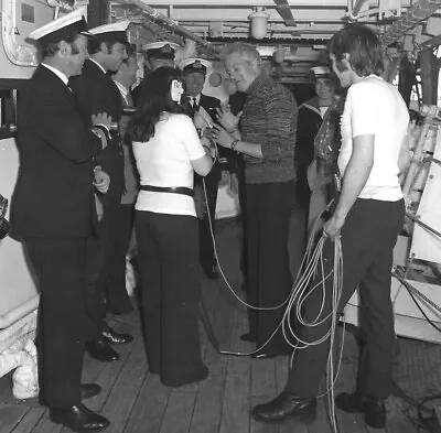 £24.99 • Buy Vintage Press Photo HMS Tiger Danny La Rue Interview Crew Sailors Navy 1975