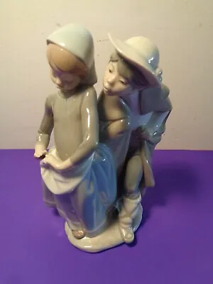 Lladro  Little Couple Kissing  #1188 Porcelain Figurine Made In Spain (8.5 ) • $60