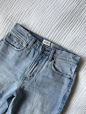 $40 • Buy Abercrombie & Fitch—High Rise Mom Jean—Light Denim Color—Size 0/25—Lightly Worn