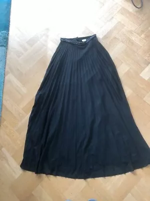 Ladies H&M Black Pleated Mesh Skirt Size 8 • £2