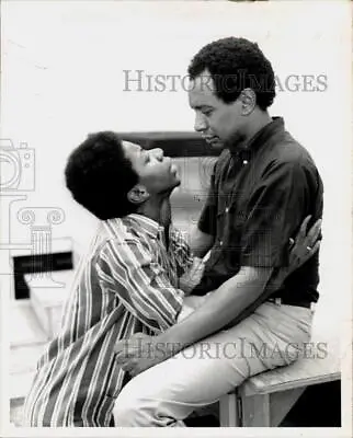 1969 Press Photo Maryce Carter & Sherman Hemsley In  Moon On A Rainbow Shawl  • $12.99