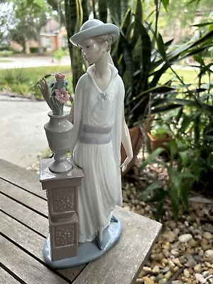 LLADRO Lady Grand Casino MINT & RETIRED 13.5  Young Woman W/ Flower Vase. • $160