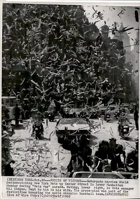 LD276 '69 Wire Photo FRUITS OF VICTORY WORLD SERIES WIN NEW YORK METS DAY PARADE • $20