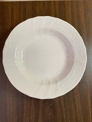 MIKASA Renaissance White D4900 Rimmed Soup Bowl *Excellent Condition* • $12