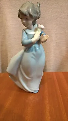 Vintage NAO By Lladro Spain Porcelain Figurine Girl With A Bouquet Of Flowers. • £10