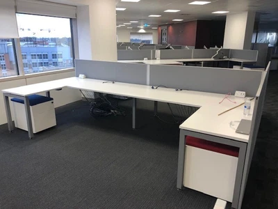 £550 • Buy 4 Person Linked Bench Office Desks Herman Miller White Silver Grey Legs