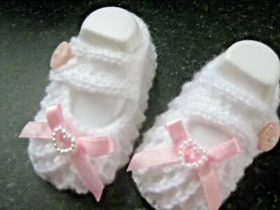 CUTE PAIR HAND KNITTED BABY SHOES In WHITE With PINK BOW Size NEW BORN (2) • £3.40