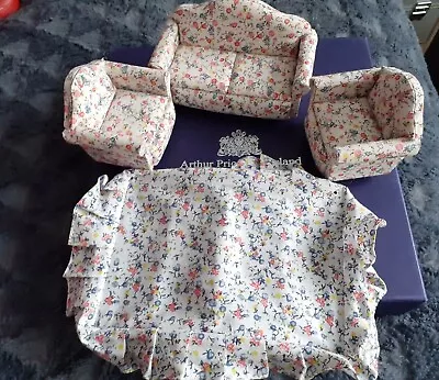 £17.99 • Buy Bundle Joblot 1:12 Scale Dolls House Miniature Sofa Chairs 3 Piece And Bed?