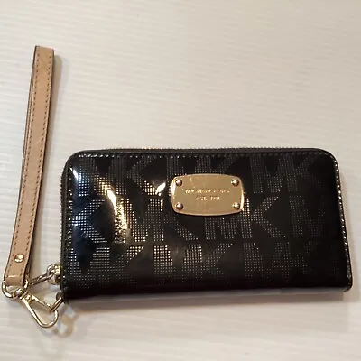 Women’s Michael Kors Wallet Black Zip W/Inside Pockets & Zipper Wristlet Wallet • $18
