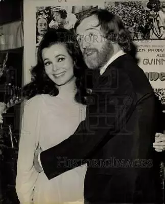 1970 Press Photo Richard Harris & Gina Golan At  Cromwell  Premiere In New York. • $16.99