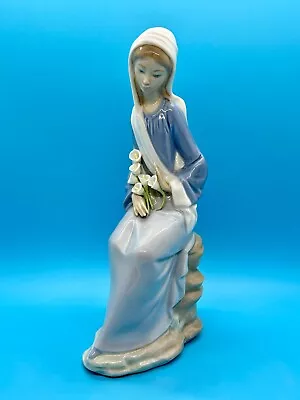 Vtg Retired LLADRO Sitting Girl W/ Calla Lilies Glossy Porcelain Figurine #4972 • $49.97