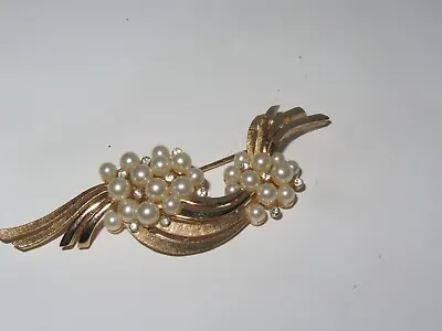 Trifari Vintage Brooch Pin Jewelry Faux Pearl Goldtone Rhinestone (883V) • $11.50