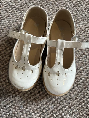 £2 • Buy Matalan Girls Cream Shoes Size 10
