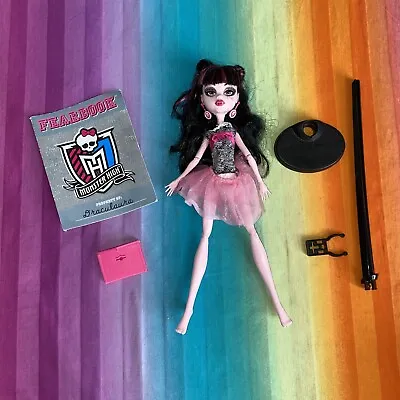 Monster High----Picture Day *Draculaura*----Doll Outfit Fearbook Stand  (734) • $49.99