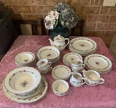 ROYAL DOULTON ‘ST JAMES’ 46 Piece Dinner / Tea Set D6028 English Bone China  • $350