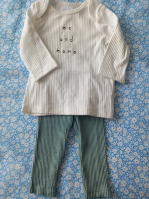 £2 • Buy Baby Girls Outfit In Size 0-3 Months 