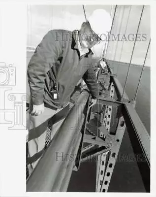 1989 Press Photo A Workman Inspects Railings Of The Mackinac Bridge - Lra90191 • $15.88