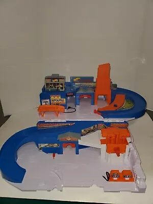 Hot Wheels Sto And Go Car Wash And Service Station DMW90 2015 Matchbox Toys Fun  • $32.99