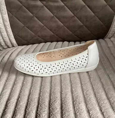 Caprice Comfort Womens White Leather Cut Out Flat Shoes Size UK 3.5 Used • £34.99