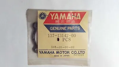 Nos Genuine Yamaha As2c At1 R3 Ya6 Yg1 Yj1 Yl Oil Pump Cover Gasket 137-13142-00 • $6.89