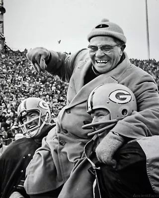 Vince Lombardi Green Bay Packers B&W 8x10 Photo. • $6.99