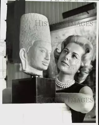 1961 Press Photo Martha Hyer Inspects Sculpture From Cambodia - Kfa52947 • $24.88