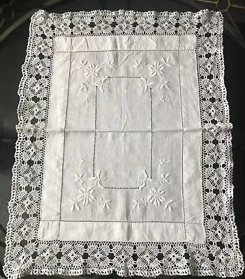 VINTAGE White Lace Crochet Edge Whitework Embroidery Tablecloth Linen 37X24in • £11.79