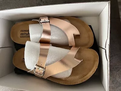 Moshulu Wilma Toe Posts Rose Gold Leather  Size 5. Brand New. • £17