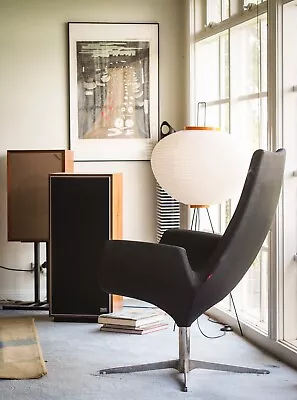 $525 • Buy A Beautiful Comfortable Swivel Lounge Italian Chair Contemporary Modern Design