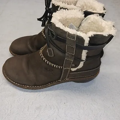 UGG Cove Boot Women's Size 9 Black Leather Shearling Lined Winter Boots 5136 • $29.99