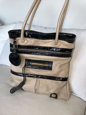 GUSTTO TAN BEIGE PEBBLED With BLACK PATENT LEATHER TOTE BAG PREOWNED GOLD • $30