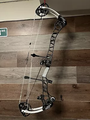 Mathews Trx 34 Right Hand 50-60lb Compound Bow • $800