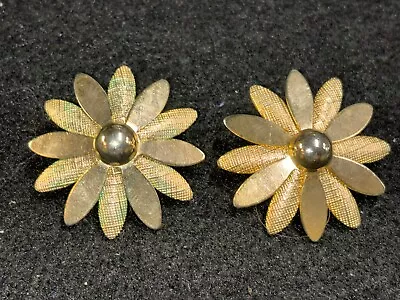 Vintage Sarah Coventry Gold Tone Daisy Flower Clip On Earrings • $3.99