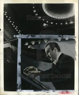 1959 Press Photo Chilean Pianist Claudio Arrau Performing - Pio20272 • $10