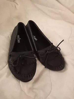 Minnetonka Kilty Black Leather Moccasin Womens Flat Shoe Size 9.5  M • $40
