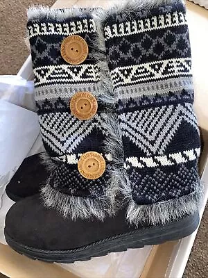 MUK LUKS WOMEN  FLAT SWEATER KNIT FASHION BOOT Sz 8GREY Black Buttons New In Bx • $27.99