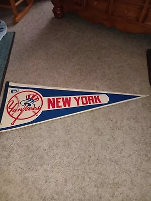 Vintage 1990s New York Yankees Felt Pennant.with Yankees Logo 30X12 Pre-owned • $15.95