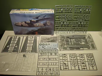 Hasegawa - 2009 - 1/72 - B-24D Liberator Ploesti Raid - #00961 - Open / Complete • $157.49