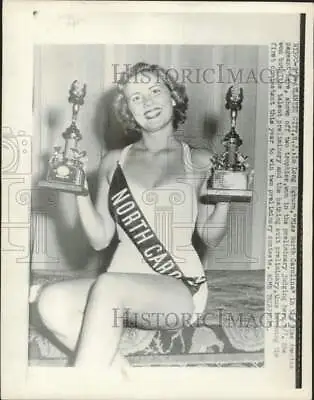 1950 Press Photo Lu Long Ogburn Shows Two Trophies At Miss America Pageant • $19.88